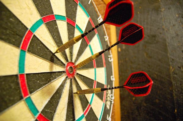 1280px-Darts_in_a_dartboard